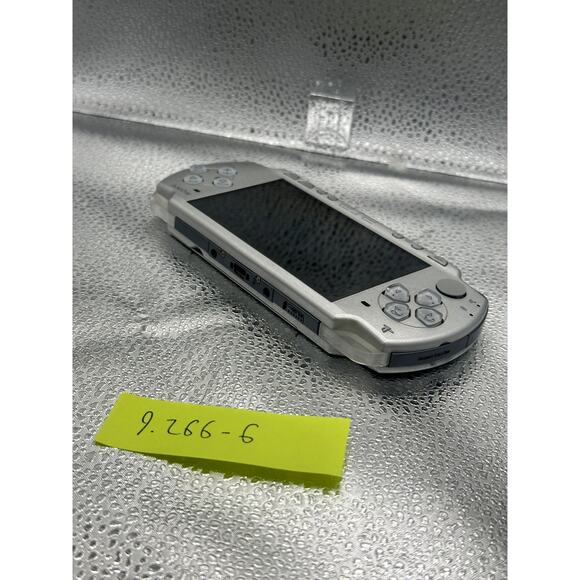 psp 2000 sliver  w/accessories & new battery - Picture 3 of 8